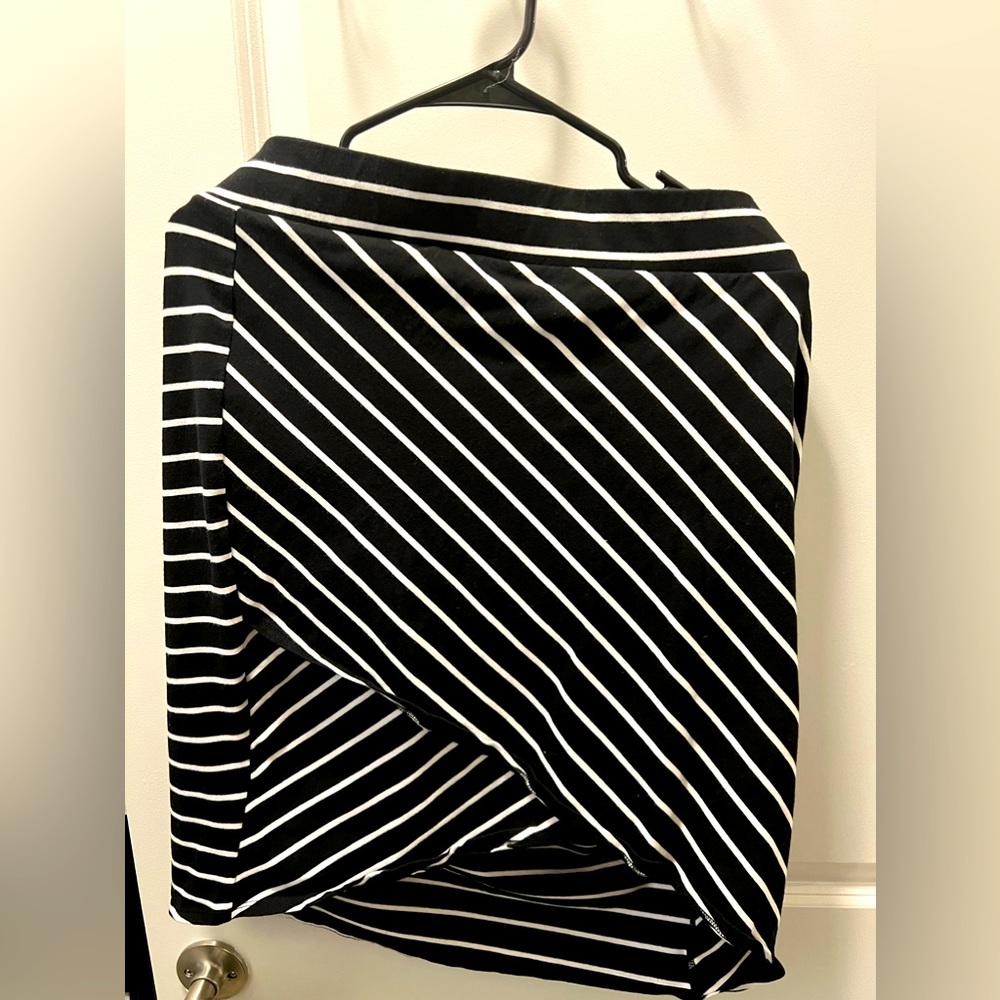 Size 3 Torrid tulip hem skirt